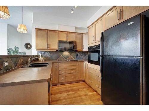 532-26 Val Gardena View Sw, Calgary, AB - Indoor Photo Showing Kitchen