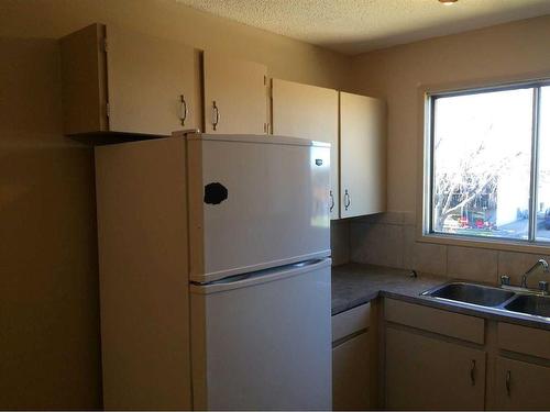 850 Mcneill Road Ne, Calgary, AB - Indoor Photo Showing Kitchen With Double Sink