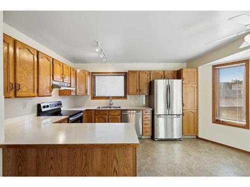 2858 Catalina Boulevard Ne, Calgary, AB - Indoor Photo Showing Kitchen With Double Sink