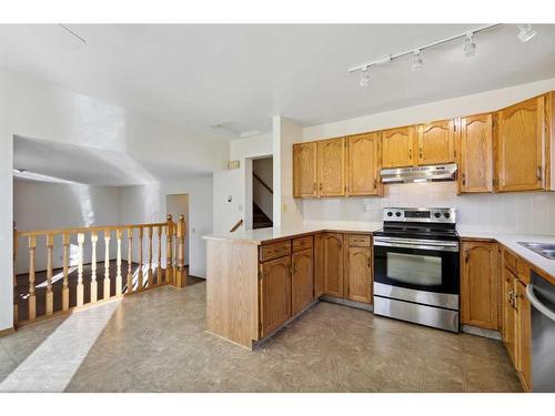 2858 Catalina Boulevard Ne, Calgary, AB - Indoor Photo Showing Kitchen