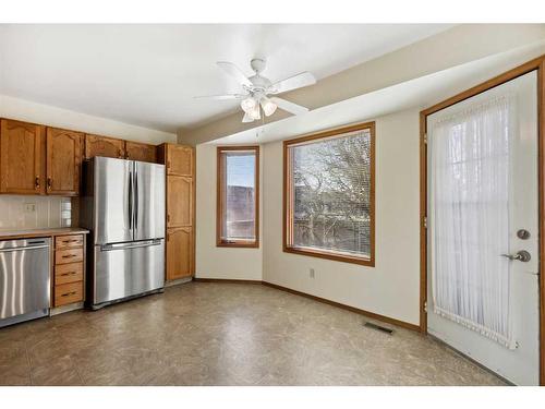 2858 Catalina Boulevard Ne, Calgary, AB - Indoor Photo Showing Kitchen