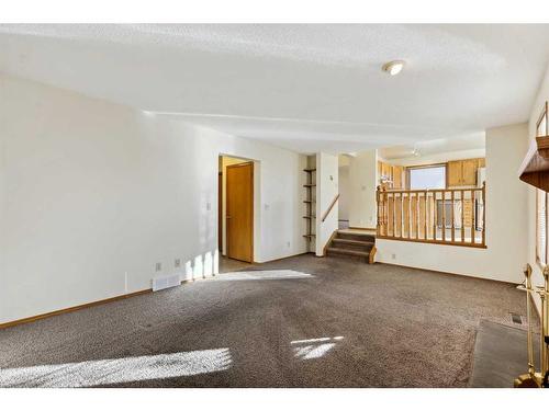 2858 Catalina Boulevard Ne, Calgary, AB - Indoor Photo Showing Other Room