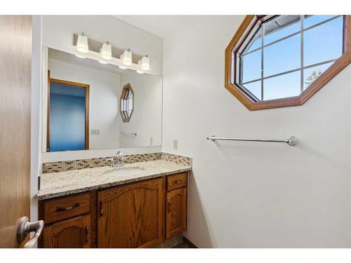 2858 Catalina Boulevard Ne, Calgary, AB - Indoor Photo Showing Bathroom