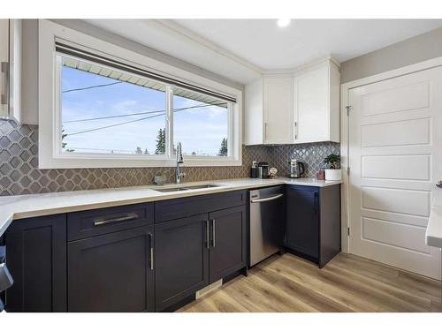 7128 Hunterwood Road Nw, Calgary, AB - Indoor Photo Showing Kitchen