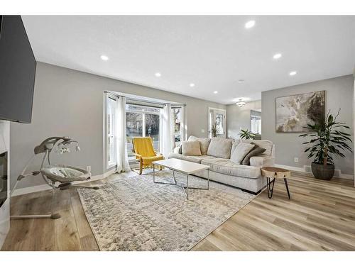 7128 Hunterwood Road Nw, Calgary, AB - Indoor Photo Showing Living Room