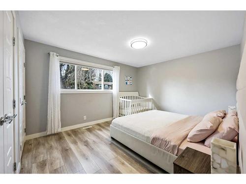 7128 Hunterwood Road Nw, Calgary, AB - Indoor Photo Showing Bedroom