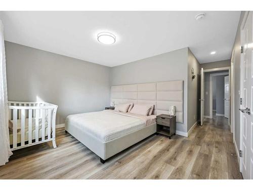 7128 Hunterwood Road Nw, Calgary, AB - Indoor Photo Showing Bedroom