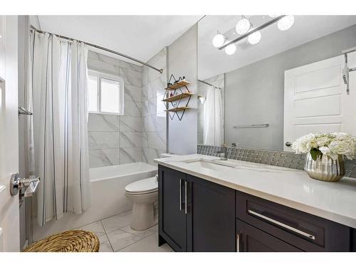 7128 Hunterwood Road Nw, Calgary, AB - Indoor Photo Showing Bathroom