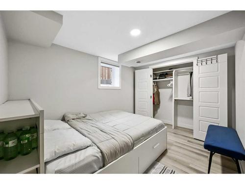 7128 Hunterwood Road Nw, Calgary, AB - Indoor Photo Showing Bedroom