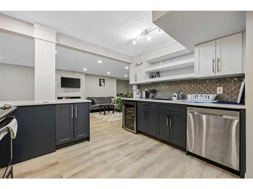 7128 Hunterwood Road Nw, Calgary, AB - Indoor Photo Showing Kitchen