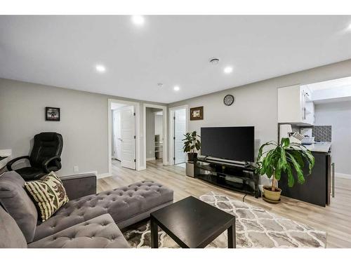 7128 Hunterwood Road Nw, Calgary, AB - Indoor Photo Showing Other Room