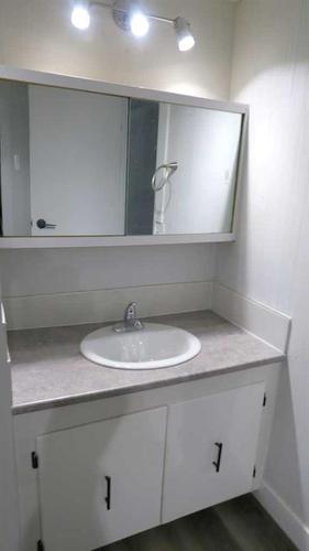 251 4 Street Nw, Sundre, AB - Indoor Photo Showing Bathroom