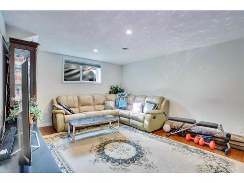 209 Windford Park Sw, Airdrie, AB - Indoor Photo Showing Living Room