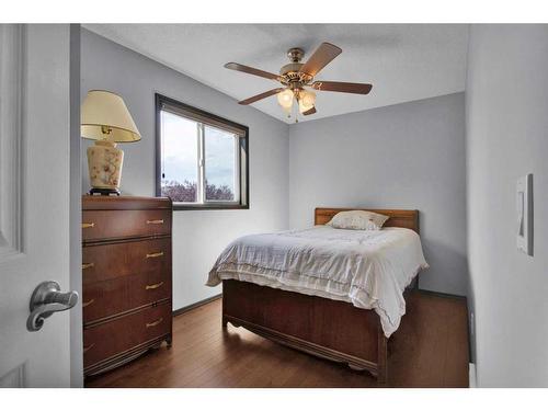 228 Sheep River Lane, Okotoks, AB - Indoor Photo Showing Bedroom