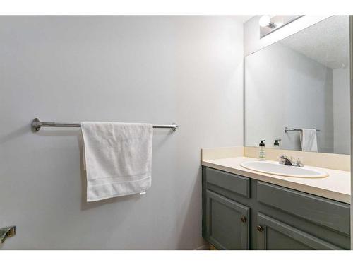 280 Midpark Gardens Se, Calgary, AB - Indoor Photo Showing Bathroom