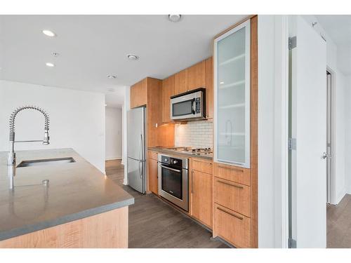 1504-1118 12 Avenue Sw, Calgary, AB - Indoor Photo Showing Kitchen With Upgraded Kitchen