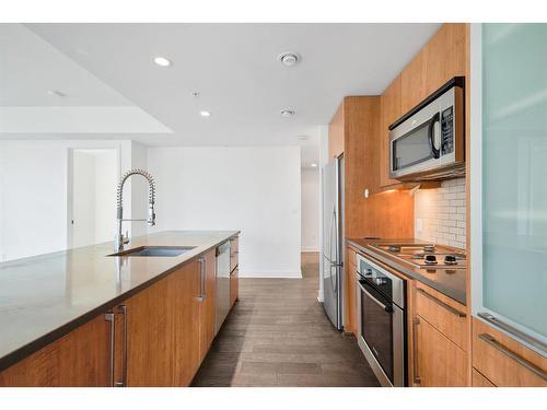 1504-1118 12 Avenue Sw, Calgary, AB - Indoor Photo Showing Kitchen With Upgraded Kitchen