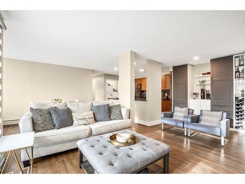 1-105 Village Heights Sw, Calgary, AB - Indoor Photo Showing Living Room