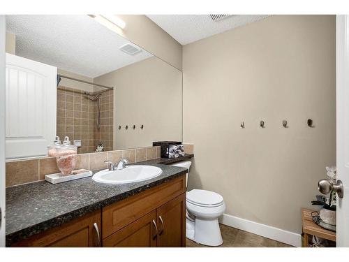 1-105 Village Heights Sw, Calgary, AB - Indoor Photo Showing Bathroom