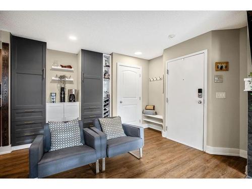 1-105 Village Heights Sw, Calgary, AB - Indoor Photo Showing Living Room