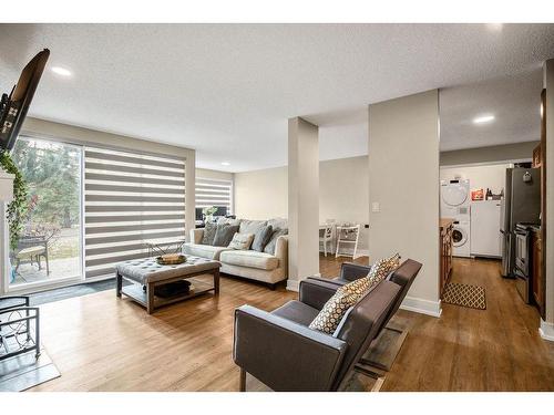 1-105 Village Heights Sw, Calgary, AB - Indoor Photo Showing Living Room