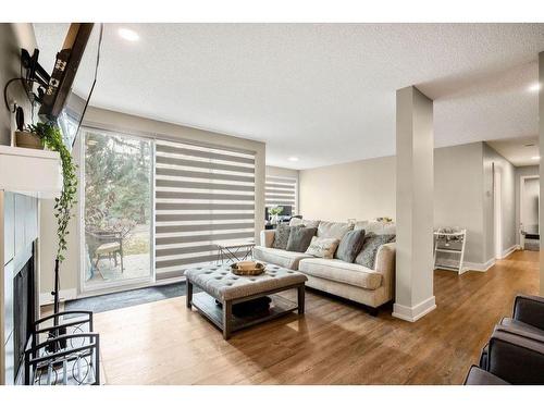 1-105 Village Heights Sw, Calgary, AB - Indoor Photo Showing Living Room