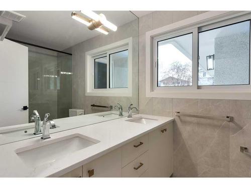 4711 29 Avenue Sw, Calgary, AB - Indoor Photo Showing Bathroom