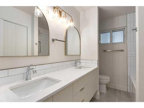 4711 29 Avenue Sw, Calgary, AB - Indoor Photo Showing Bathroom