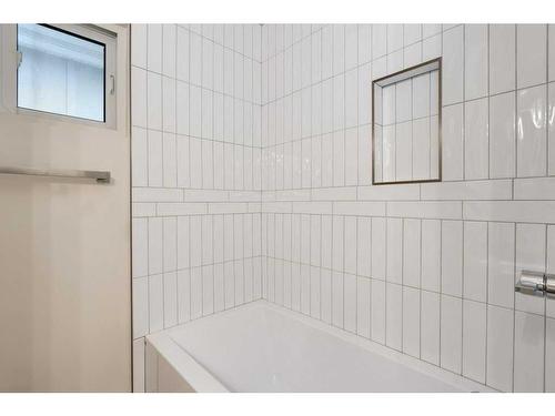 4711 29 Avenue Sw, Calgary, AB - Indoor Photo Showing Bathroom