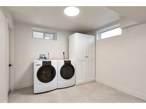 4711 29 Avenue Sw, Calgary, AB - Indoor Photo Showing Laundry Room