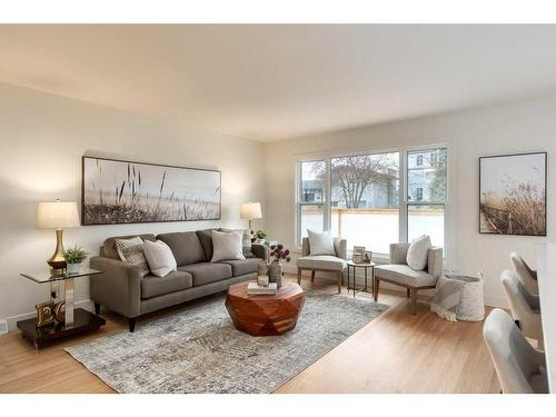 4711 29 Avenue Sw, Calgary, AB - Indoor Photo Showing Living Room