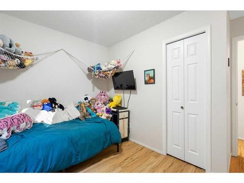 2-601 4Th Street, Canmore, AB - Indoor Photo Showing Bedroom