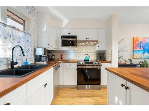 2-601 4Th Street, Canmore, AB - Indoor Photo Showing Kitchen With Double Sink