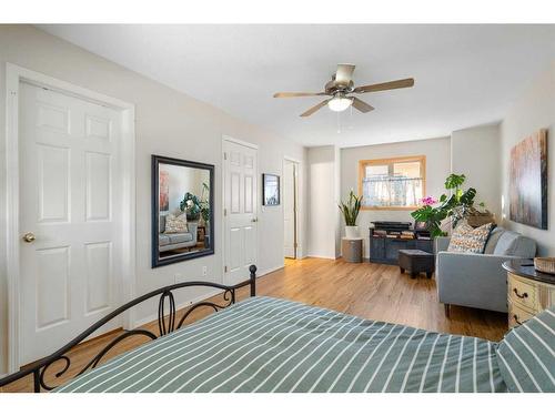 2-601 4Th Street, Canmore, AB - Indoor Photo Showing Living Room