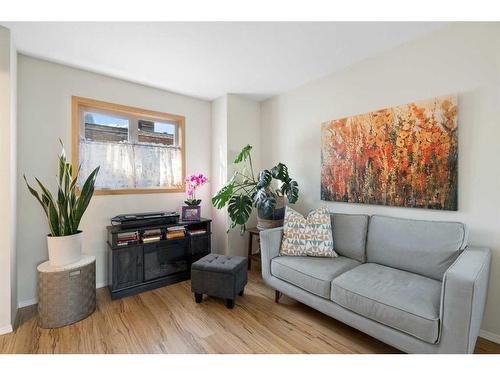 2-601 4Th Street, Canmore, AB - Indoor Photo Showing Living Room