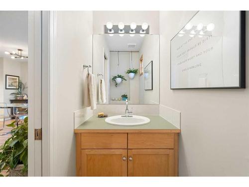 2-601 4Th Street, Canmore, AB - Indoor Photo Showing Bathroom