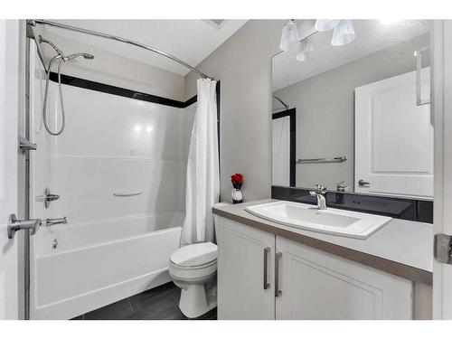 64 Copperstone Common Se, Calgary, AB - Indoor Photo Showing Bathroom