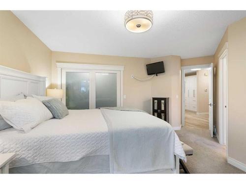 8 Shawnee Way Sw, Calgary, AB - Indoor Photo Showing Bedroom