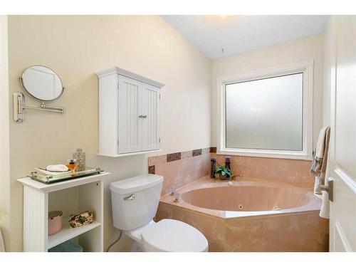 8 Shawnee Way Sw, Calgary, AB - Indoor Photo Showing Bathroom