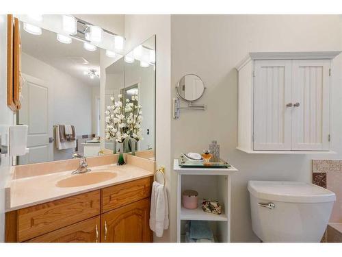 8 Shawnee Way Sw, Calgary, AB - Indoor Photo Showing Bathroom