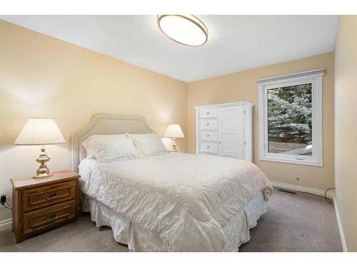 8 Shawnee Way Sw, Calgary, AB - Indoor Photo Showing Bedroom