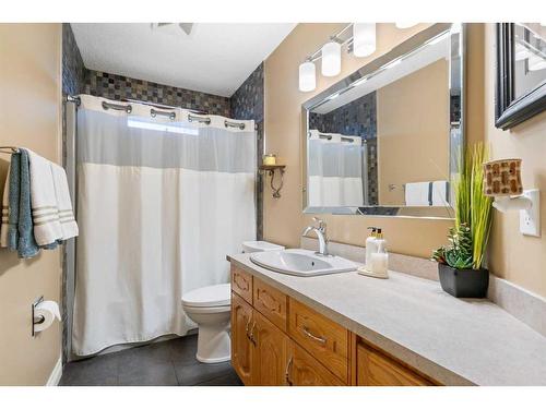 8 Shawnee Way Sw, Calgary, AB - Indoor Photo Showing Bathroom