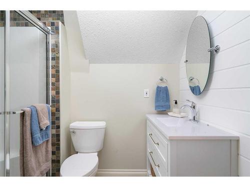 8 Shawnee Way Sw, Calgary, AB - Indoor Photo Showing Bathroom