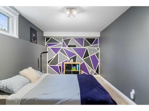 8 Shawnee Way Sw, Calgary, AB - Indoor Photo Showing Bedroom