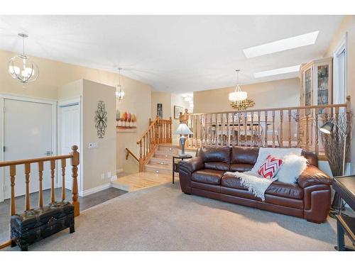 8 Shawnee Way Sw, Calgary, AB - Indoor Photo Showing Living Room