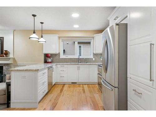 8 Shawnee Way Sw, Calgary, AB - Indoor Photo Showing Kitchen