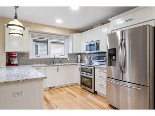 8 Shawnee Way Sw, Calgary, AB - Indoor Photo Showing Kitchen