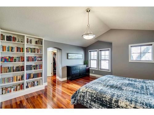 48 Amiens Crescent Sw, Calgary, AB - Indoor Photo Showing Bedroom