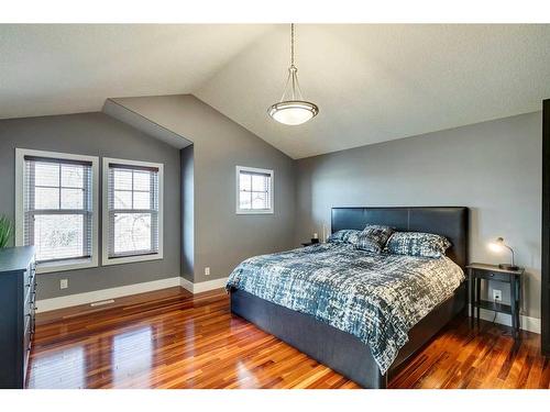 48 Amiens Crescent Sw, Calgary, AB - Indoor Photo Showing Bedroom