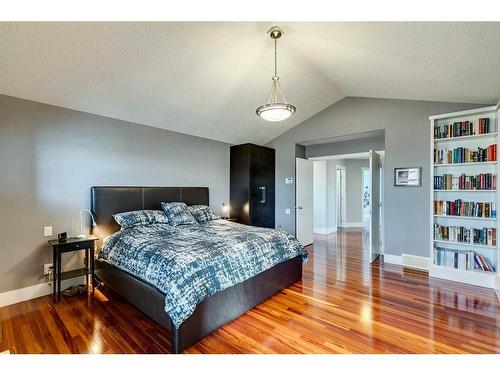 48 Amiens Crescent Sw, Calgary, AB - Indoor Photo Showing Bedroom